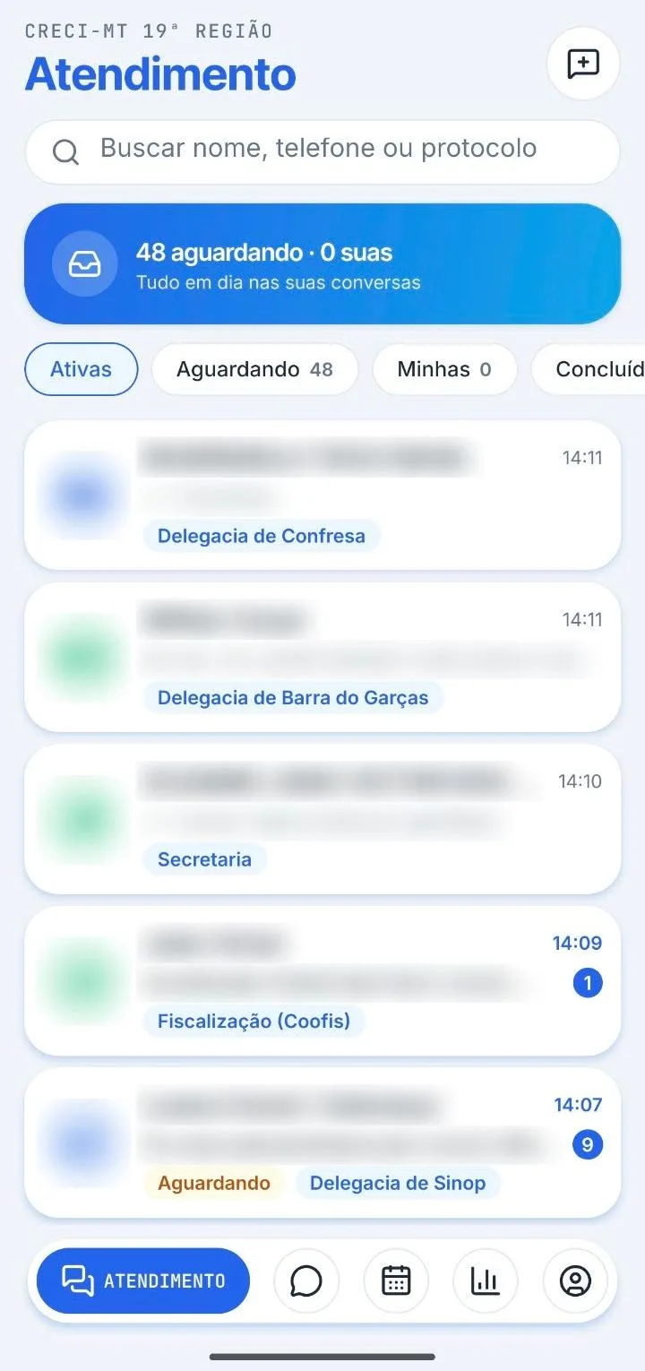 App do E2A Talk no celular do atendente, com a fila de conversas por setor do CRECI-MT (nomes desfocados)