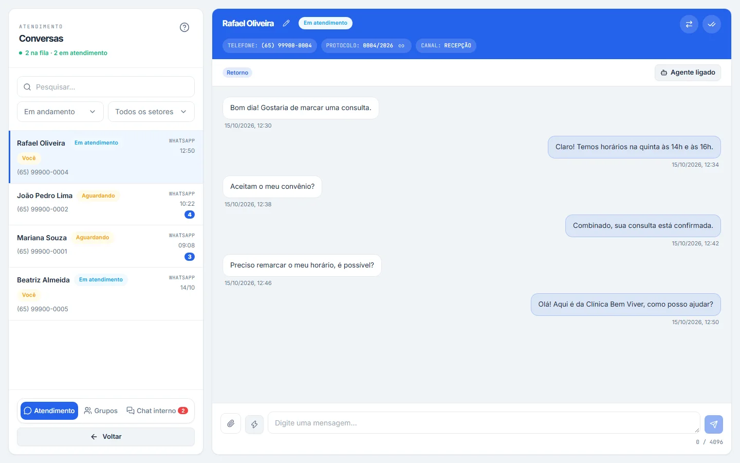 Tela de atendimento do E2A Talk com a fila de conversas à esquerda e uma conversa de WhatsApp aberta